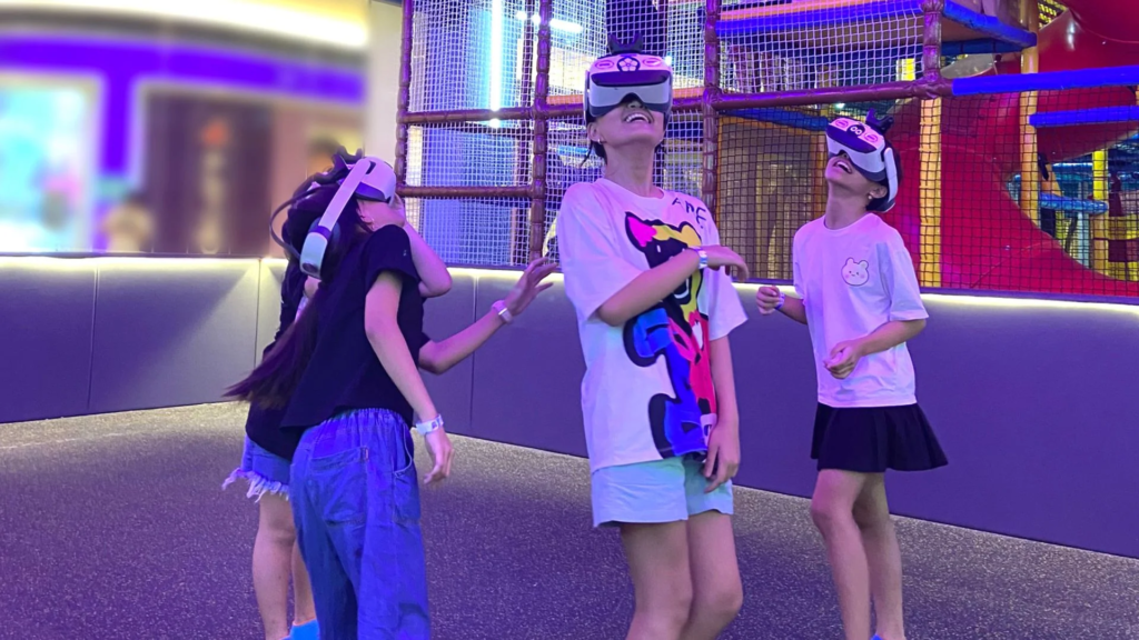 tiNiWorld kids with VR